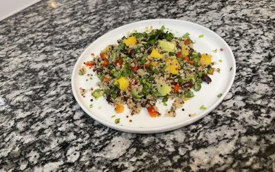 Ensalada de Quinoa, Frijoles Negros, y Mango
